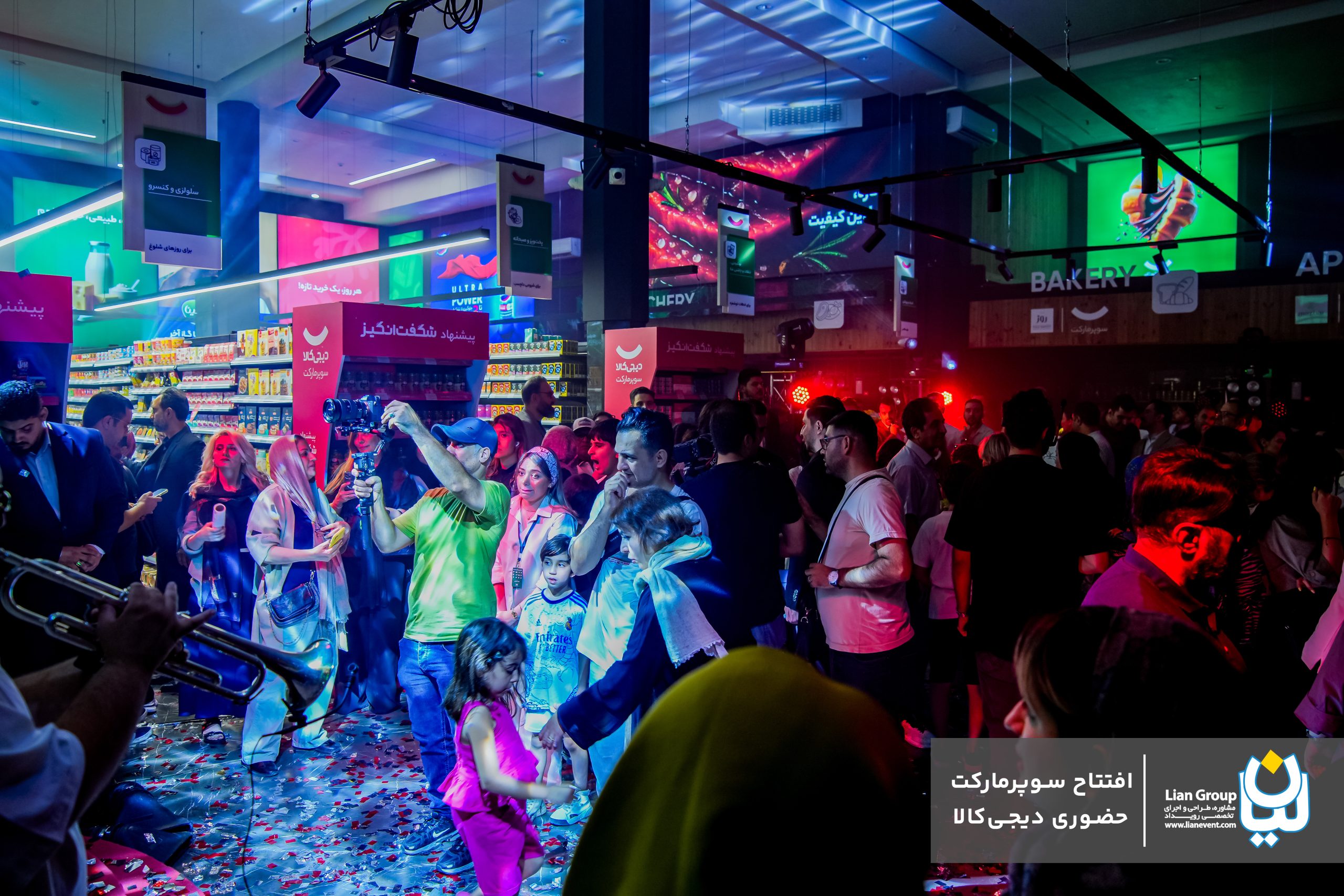 میهمان های که برای افتتاح اولین سوپرمارکت حضوری دیجیکالا امده اند