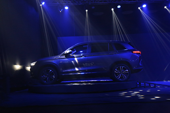 نورپردازی در رونمایی از اولین خودرو برقی ایران