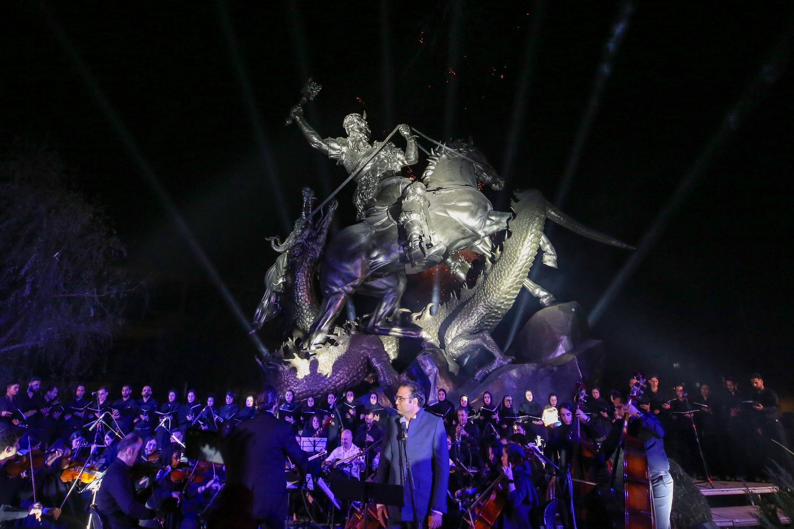 رونمایی از مجسمه رستم و اژدها