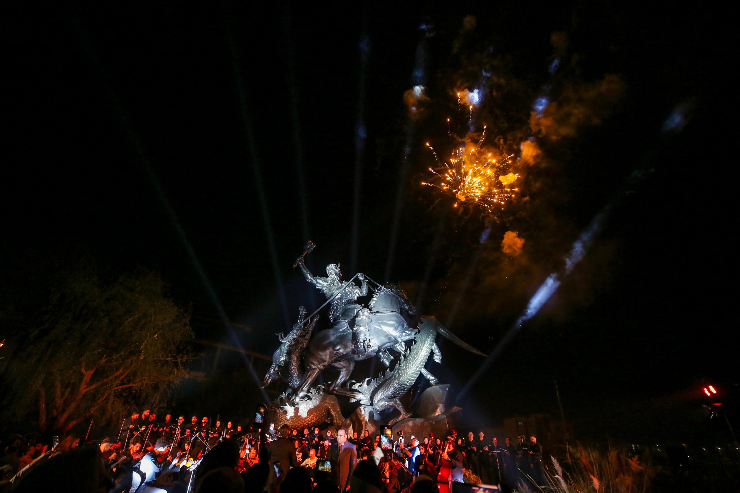 رونمایی از مجسمه رستم و اژدها